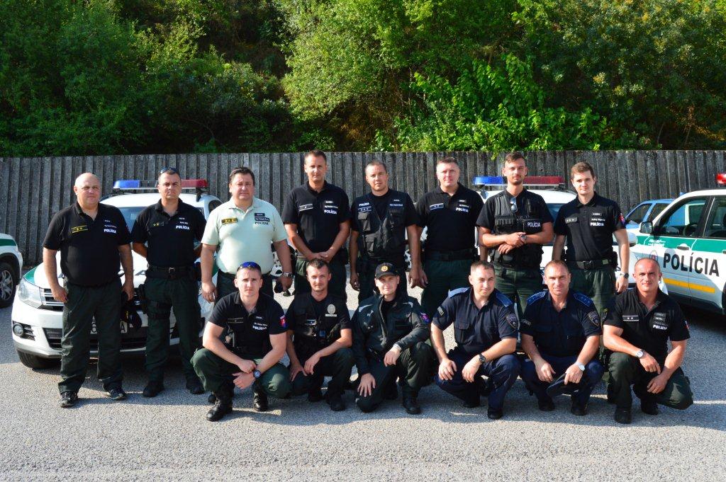 Slovenskí policajti slúžiaci na macedónskej hranici